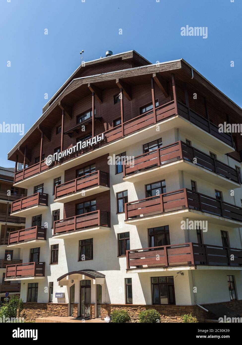 Hotel con l'iscrizione su di esso Shelter del Panda a Rosa Khutor. Altezza 1100 m. Russia Sochi 08 04 2019 Foto Stock