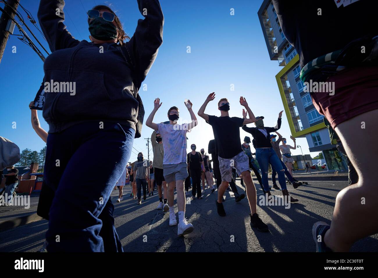 Cantando 'mani in su, non sparare,' i manifestanti marciano con le mani sollevate durante un 3 giugno 2020, Black Lives materia di protesta a Eugene, Oregon. Foto Stock