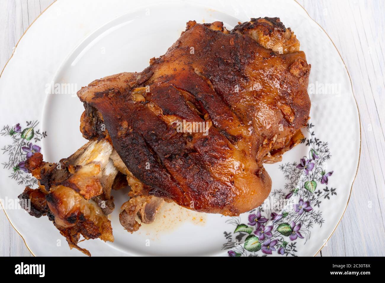 Ginocchio di maiale arrosto su piatto, cibo tradizionale della repubblica ceca Foto Stock