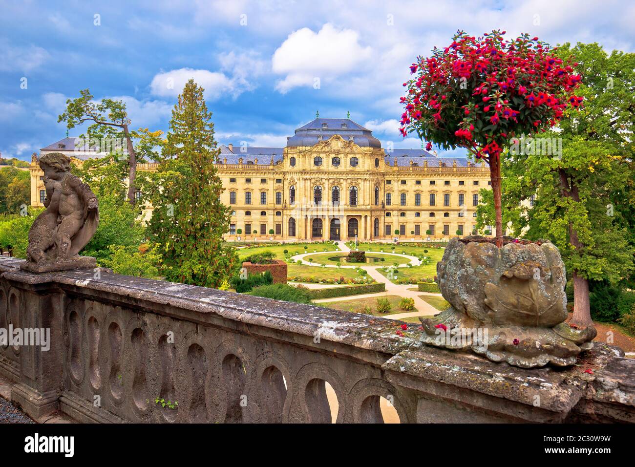 Wurzburg Residenz e colorati giardini con vista Foto Stock