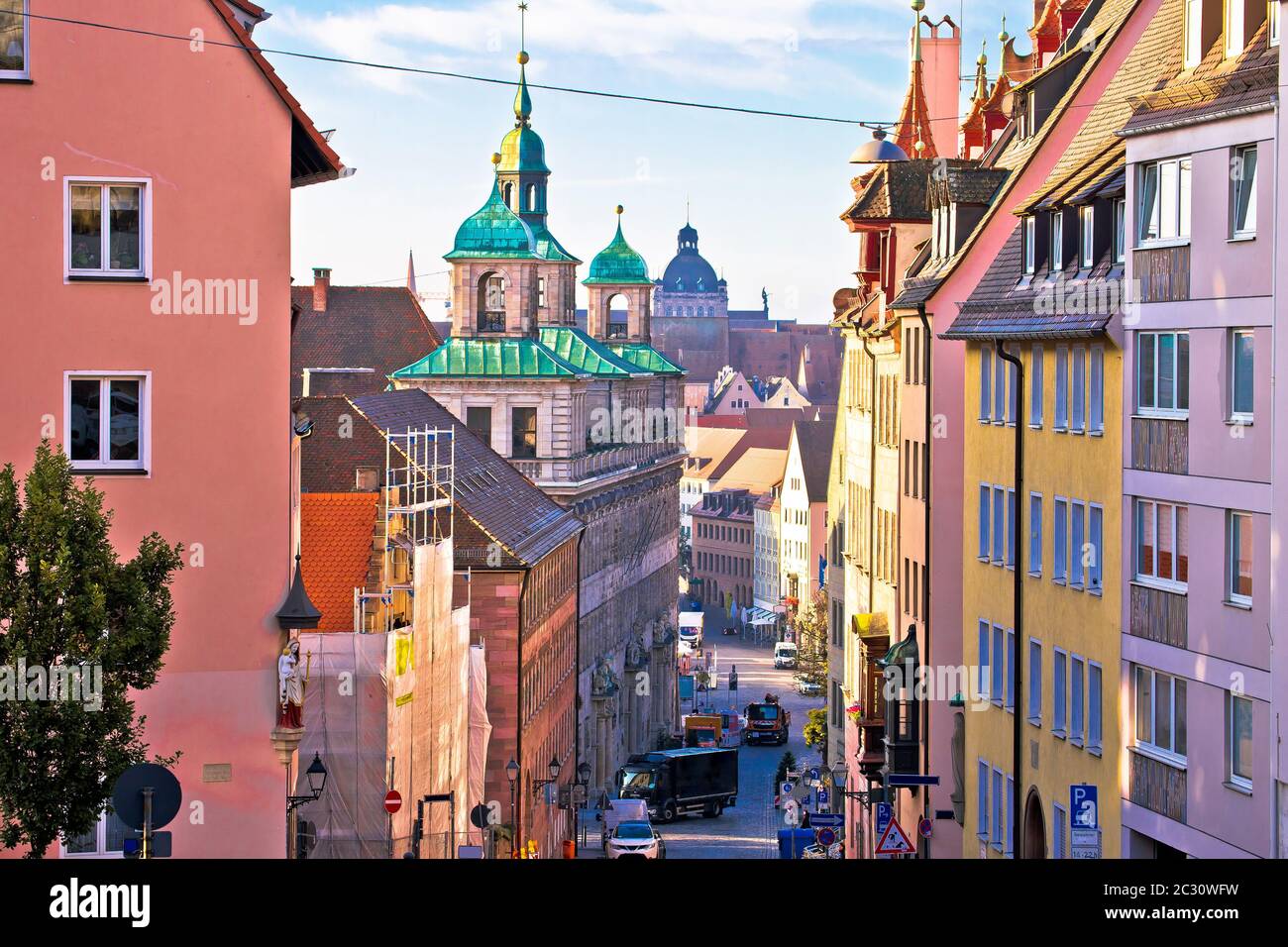 Nurnberg. Colorata architettura stradale con vista su Norimberga Burgstrasse Foto Stock