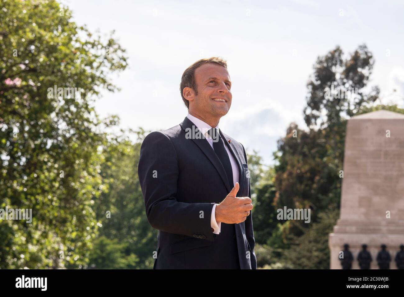 il presidente francese Emmanuel Macron guarda un sorvolo delle frecce rosse e del loro equivalente francese, la Patrouille de France, dalla Horse Guards Parade di Londra durante la sua visita nel Regno Unito. Foto Stock