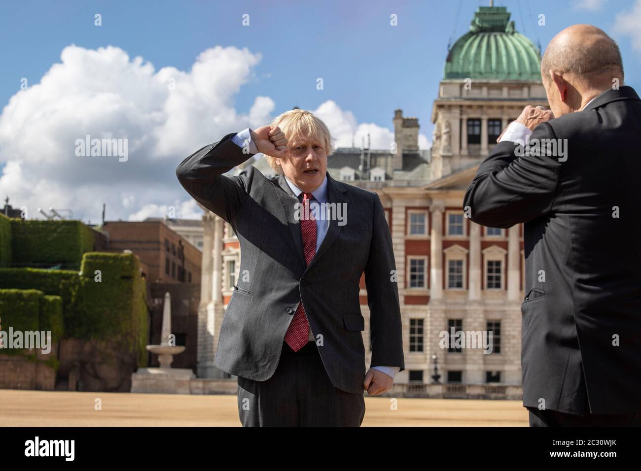 Il primo ministro Boris Johnson, il segretario francese agli esteri Jean Yves le Dorian, osserva un sorvolo delle frecce rosse e del loro equivalente francese, la Patrouille de France, della Horse Guards Parade di Londra durante la sua visita nel Regno Unito. Foto Stock