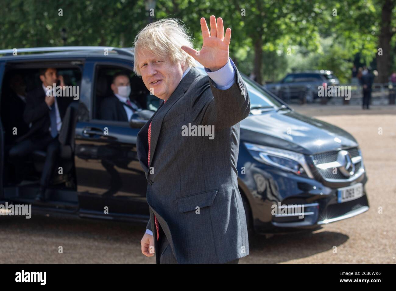 Il primo ministro Boris Johnson parte dopo aver visto un sorvolo delle frecce rosse e del loro equivalente francese, la Patrouille de France con il presidente francese Emmanuel Macron della Horse Guards Parade a Londra durante la sua visita nel Regno Unito. Foto Stock