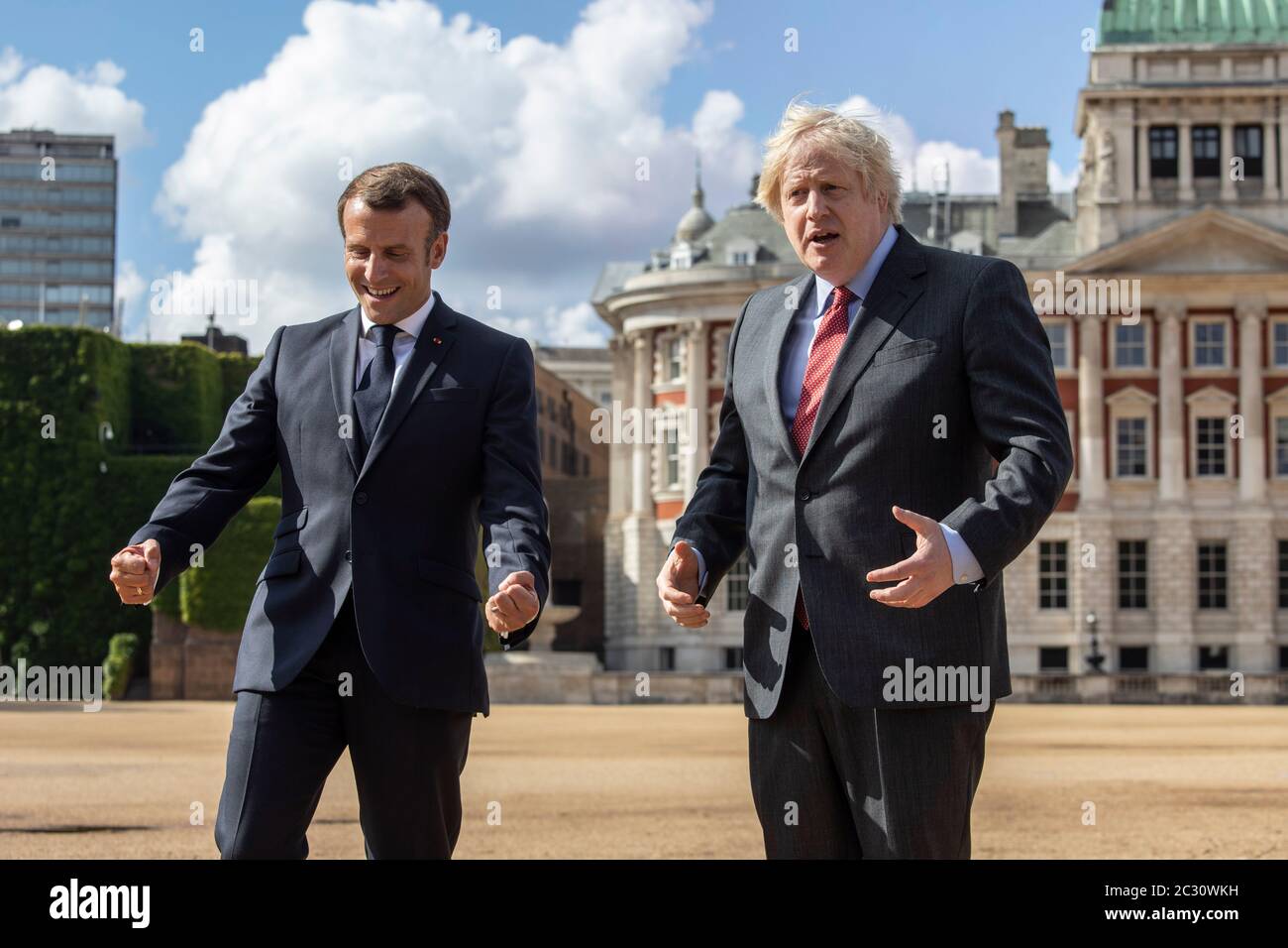 Il primo ministro Boris Johnson (a destra) con il presidente francese Emmanuel Macron osserva un sorvolo delle frecce rosse e del loro equivalente francese, la Patrouille de France, dalla Horse Guards Parade di Londra durante la sua visita nel Regno Unito. Foto Stock