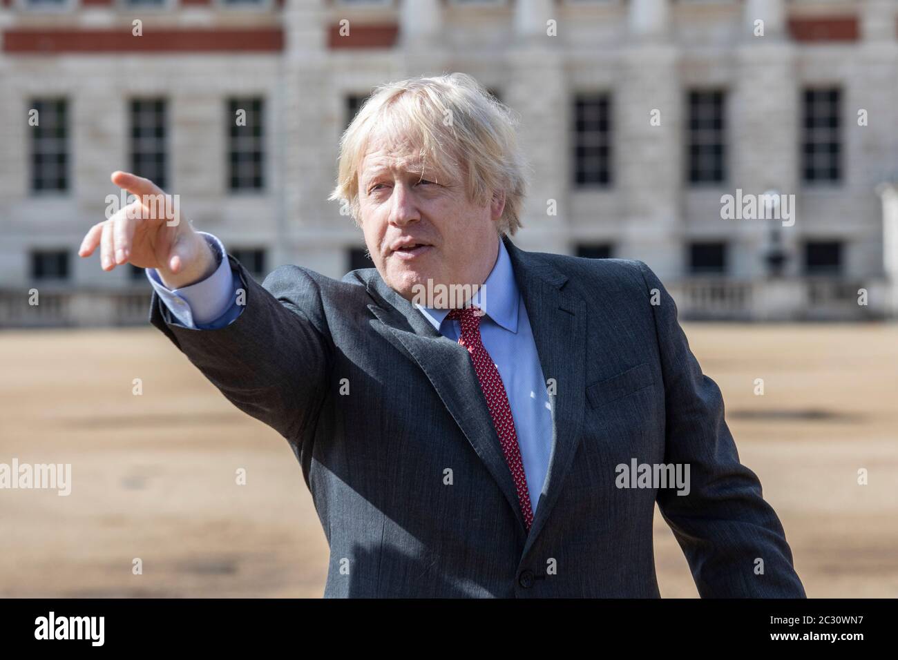 Il primo ministro Boris Johnson sorprende un sorvolo delle frecce rosse e del loro equivalente francese, la Patrouille de France, dalla Horse Guards Parade di Londra durante la visita del presidente francese Emmanuel Macron nel Regno Unito. Foto Stock