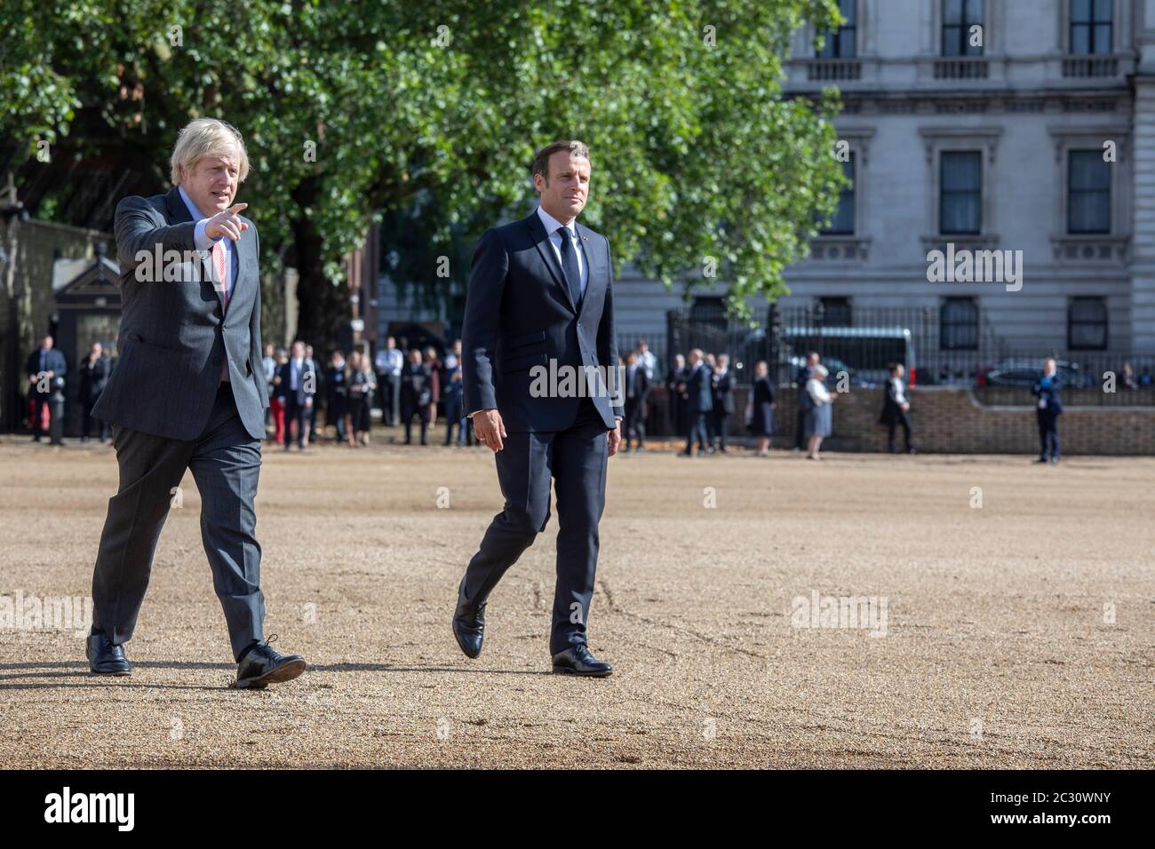 Il primo ministro Boris Johnson con il presidente francese Emmanuel Macron prima di guardare un passacardato delle frecce rosse e il loro equivalente francese, la Patrouille de France dalla Horse Guards Parade a Londra durante la sua visita nel Regno Unito. Foto Stock