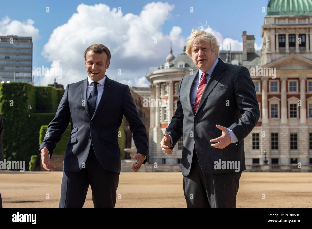 Il primo ministro Boris Johnson (a destra) e il presidente francese Emmanuel Macron osservano un sorvolo delle frecce rosse e del loro equivalente francese, la Patrouille de France, dalla Horse Guards Parade di Londra durante la sua visita nel Regno Unito. Foto Stock