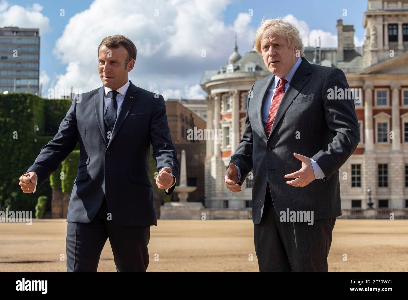 Il primo ministro Boris Johnson (a destra) e il presidente francese Emmanuel Macron osservano un sorvolo delle frecce rosse e del loro equivalente francese, la Patrouille de France, dalla Horse Guards Parade di Londra durante la sua visita nel Regno Unito. Foto Stock