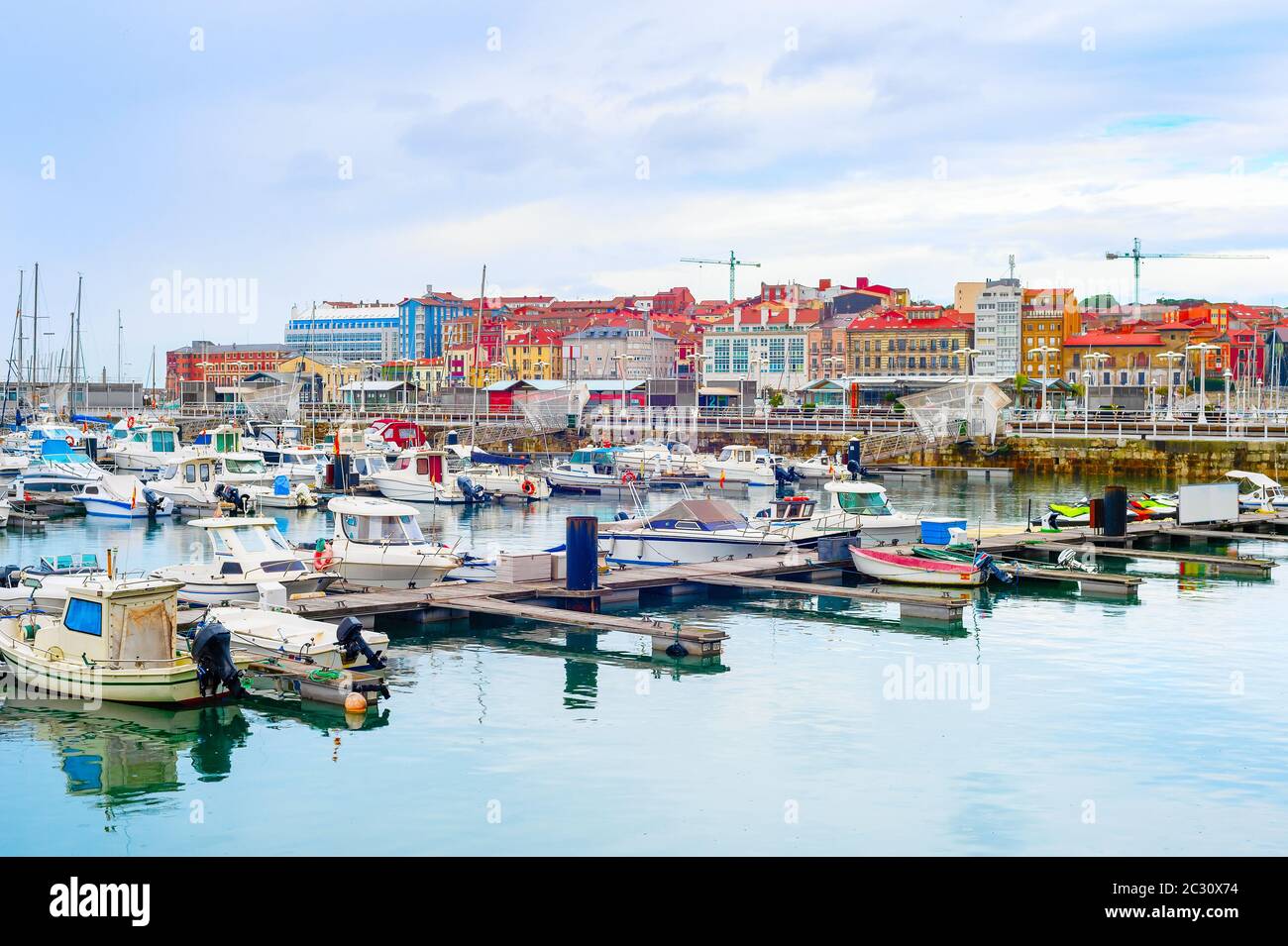 Gijon citycsape, barche, marina, Spagna Foto Stock
