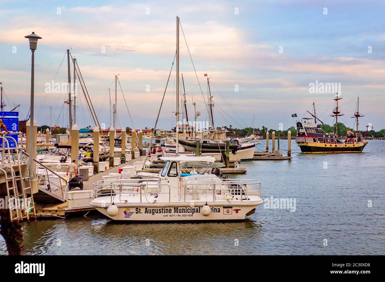 La nave pirata Black Raven lascia St. Augustine Municipal Marina, 10 aprile 2015, a St. Augustine, Florida. Foto Stock