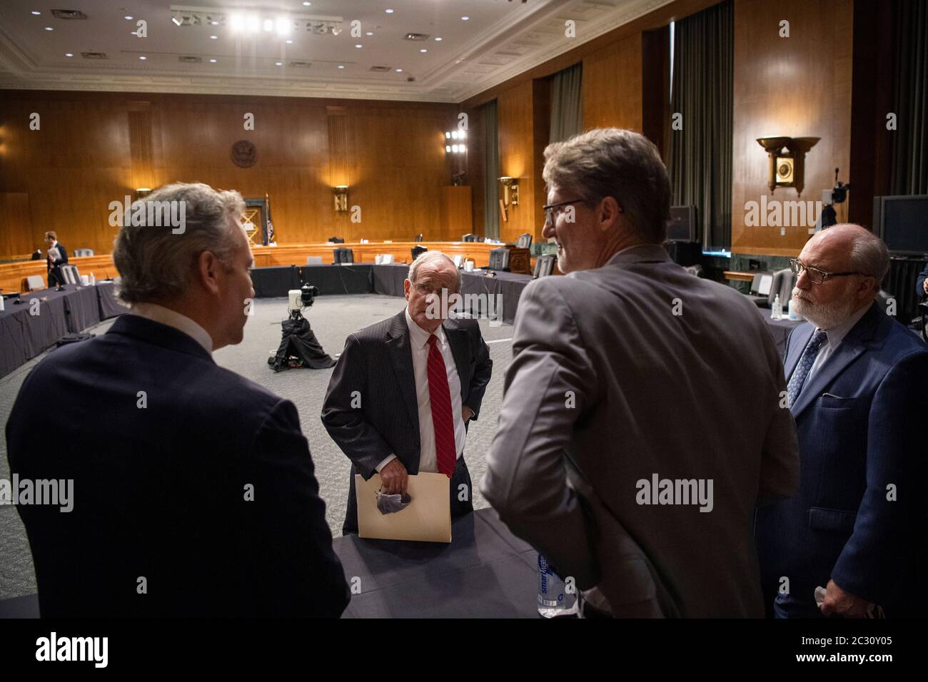 Il senatore degli Stati Uniti Jim Risch (repubblicano dell'Idaho), presidente, Comitato per le relazioni esterne del Senato degli Stati Uniti, centro, parla con, da sinistra, James L. Richardson, direttore del Dipartimento di Stato dell'Ufficio per l'assistenza estera, Chris Milligan, consigliere dell'Agenzia americana per lo sviluppo internazionale, E Garrett Grigsby, direttore dell'Ufficio Affari globali HHS, alla conclusione di un'audizione del Comitato Relazioni esterne del Senato su "U.S. International Pandemic Preparedness" nel Campidoglio di Washington giovedì 18 giugno 2020.Credit: Caroline Brehman/Pool via CNP | Usage worldwide Foto Stock