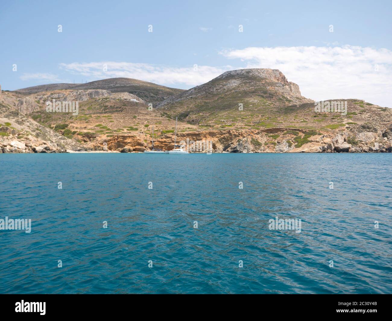 Spiaggia rocciosa e mare blu nell'isola di Folegandros delle Cicladi, Grecia Foto Stock