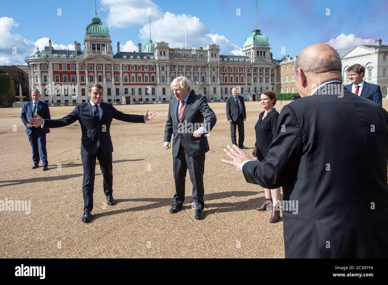 Il primo ministro Boris Johnson e il presidente francese Emmanuel Macron (a sinistra) prima di guardare un passacardato delle frecce rosse e del loro equivalente francese, la Patrouille de France dalla Horse Guards Parade a Londra durante la sua visita nel Regno Unito. Foto Stock