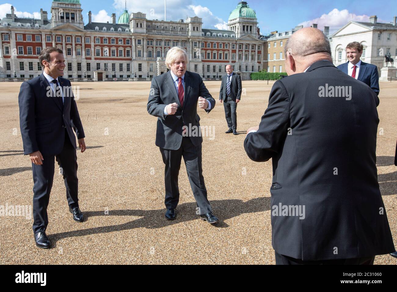 Il primo ministro Boris Johnson e il presidente francese Emmanuel Macron (a sinistra) prima di guardare un passacardato delle frecce rosse e del loro equivalente francese, la Patrouille de France dalla Horse Guards Parade a Londra durante la sua visita nel Regno Unito. Foto Stock