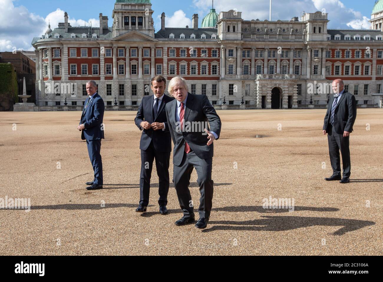 Il primo ministro Boris Johnson (centro a destra) e il presidente francese Emmanuel Macron osservano un sorvolo delle frecce rosse e del loro equivalente francese, la Patrouille de France, dalla Horse Guards Parade di Londra durante la sua visita nel Regno Unito. Foto Stock