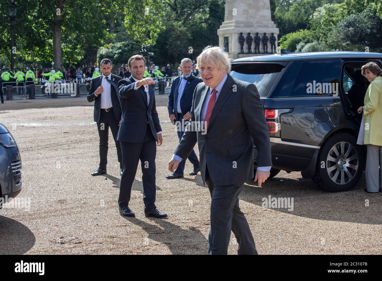 Il primo ministro Boris Johnson (a destra) con il presidente francese Emmanuel Macron prima di guardare un passacardato delle frecce rosse e il loro equivalente francese, la Patrouille de France dalla Horse Guards Parade a Londra durante la sua visita nel Regno Unito. Foto Stock