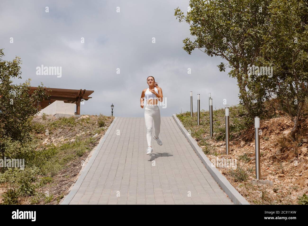 Bella giovane donna che corre in spiaggia Foto Stock