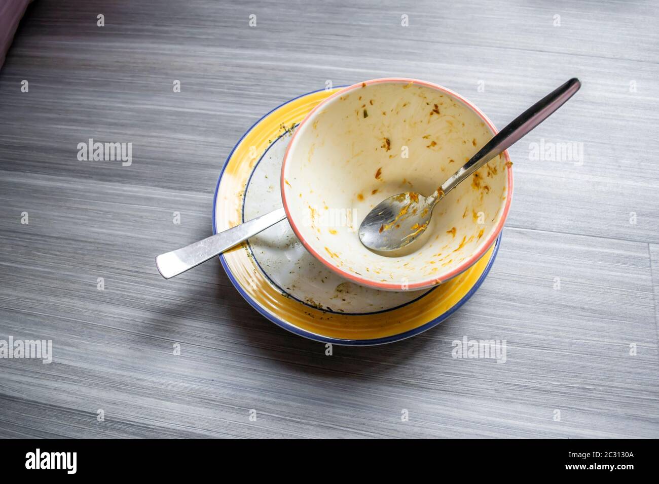 Piatti sporchi su sfondo di legno Foto Stock