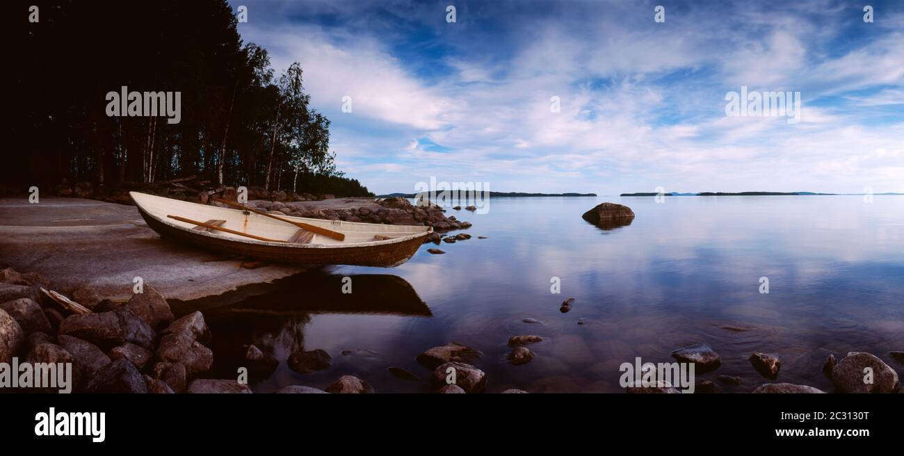 Vista della barca sul lago roccioso del Lago Pielinen, Lieksa, Finlandia Foto Stock