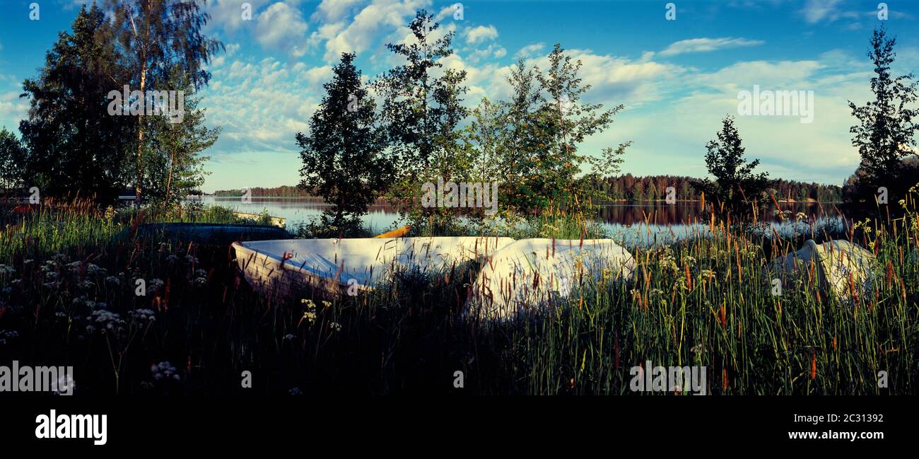 Vista delle barche sulla riva del fiume Vuoksi, Imatra, Finlandia Foto Stock