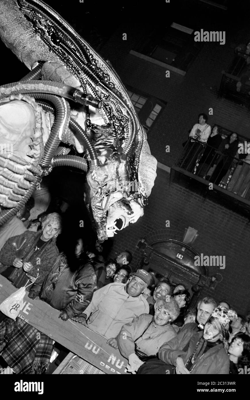 Alien alla Greenwich Village Halloween Parade, New York City, USA negli anni '80 fotografato con film in bianco e nero di notte. Foto Stock