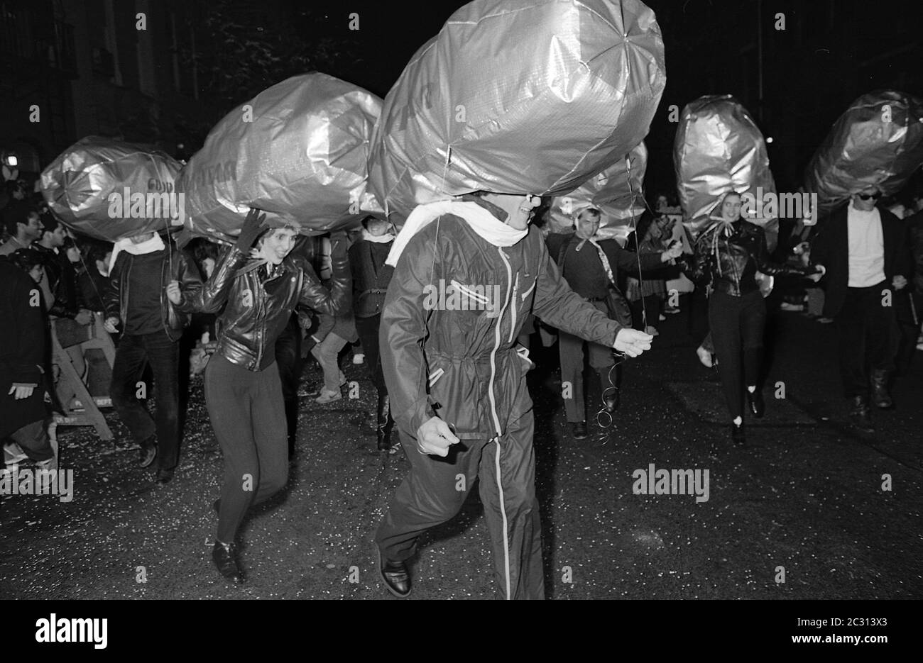 Goodyear Blimps al Greenwich Village Halloween Parade, New York City, USA negli anni '80 fotografato con film in bianco e nero di notte. Foto Stock
