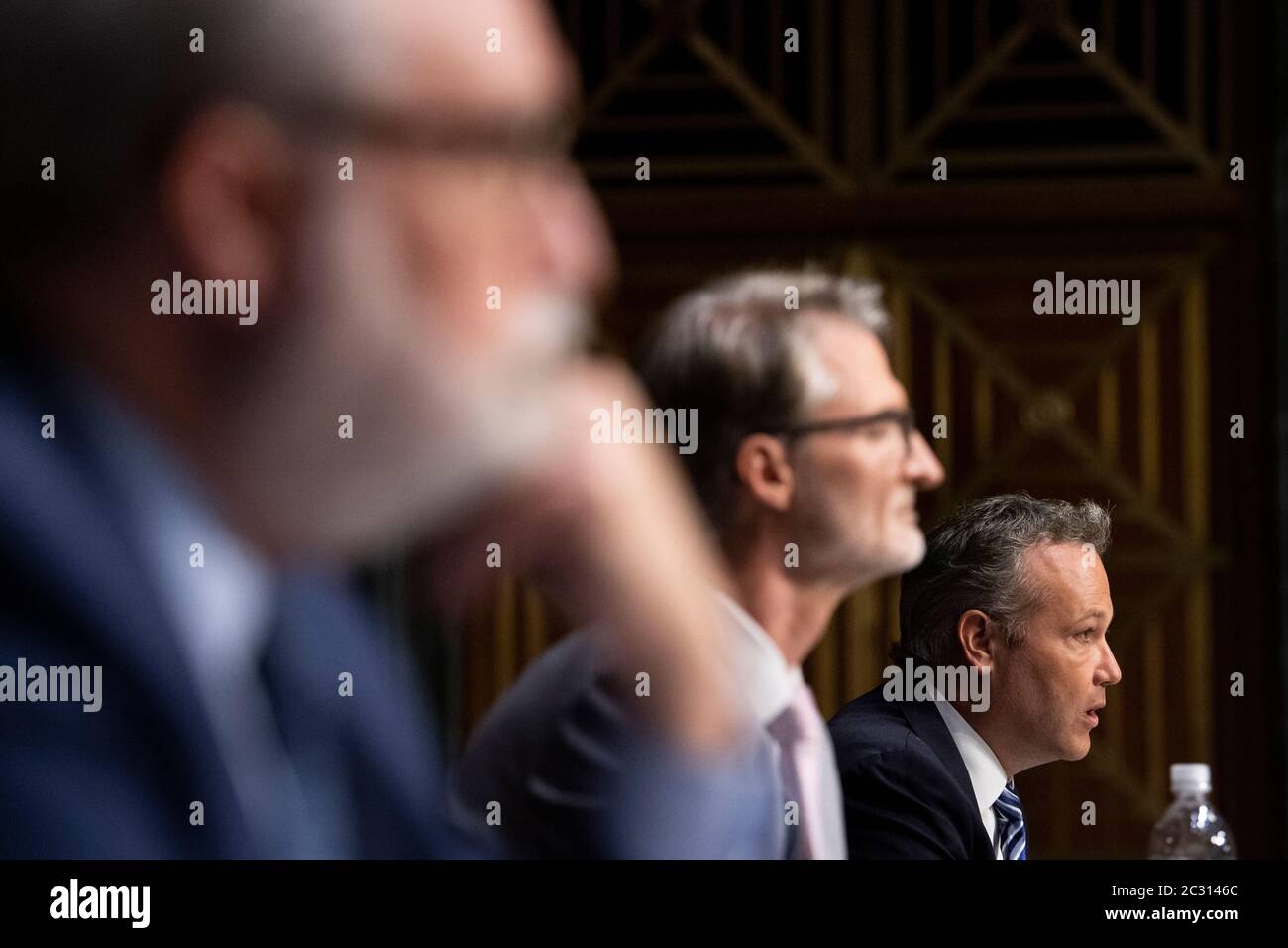 Washington, Stati Uniti d'America. 18 Giugno 2020. James L. Richardson, direttore del Dipartimento di Stato dell'Ufficio per l'assistenza estera, destra, testimonia durante un'audizione del Comitato per le relazioni esterne del Senato su "U.S. Preparazione internazionale alla pandemia" nella capitale di Washington giovedì 18 giugno 2020. Credit: Caroline Brehman/Pool via CNP | Usage worldwide Credit: dpa/Alamy Live News Foto Stock