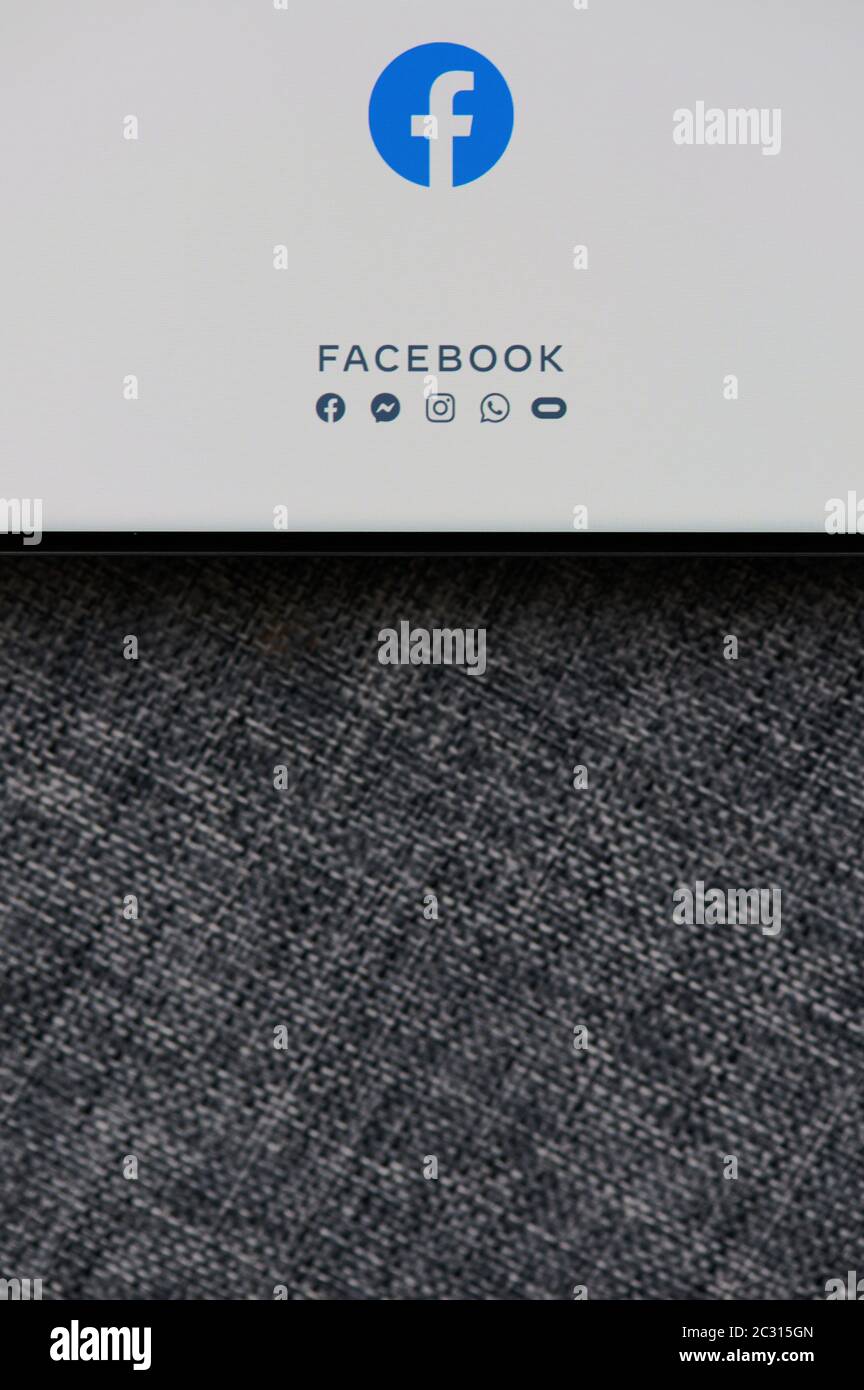 New-York , USA - 18 giugno 2020: Set di app per smartphone Facebook vista ravvicinata su sfondo grigio Foto Stock