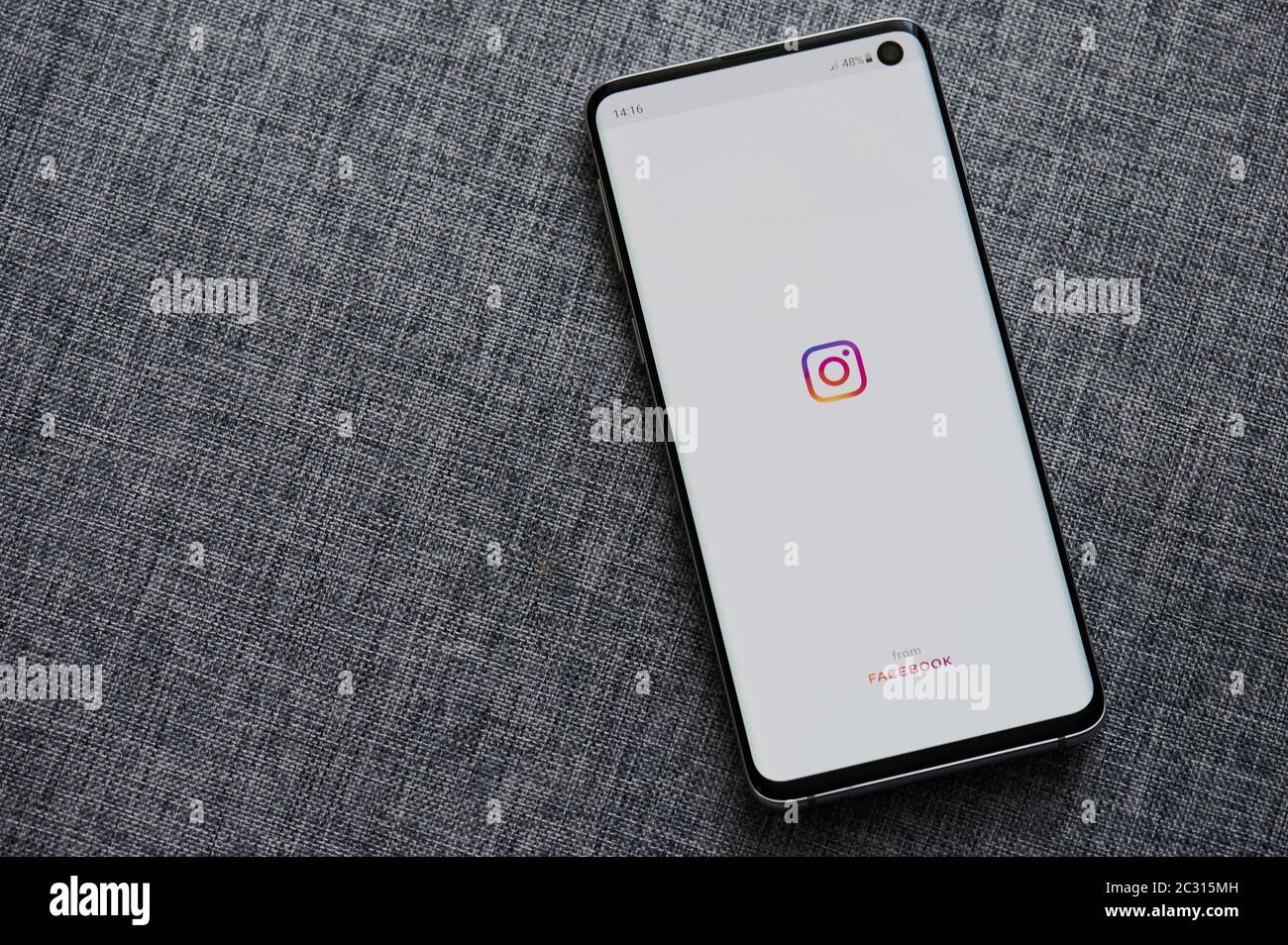 New-York , USA - 18 Giugno 2020: Instagram da Facebook smartphone schermo primo piano in grigio sfondo Foto Stock