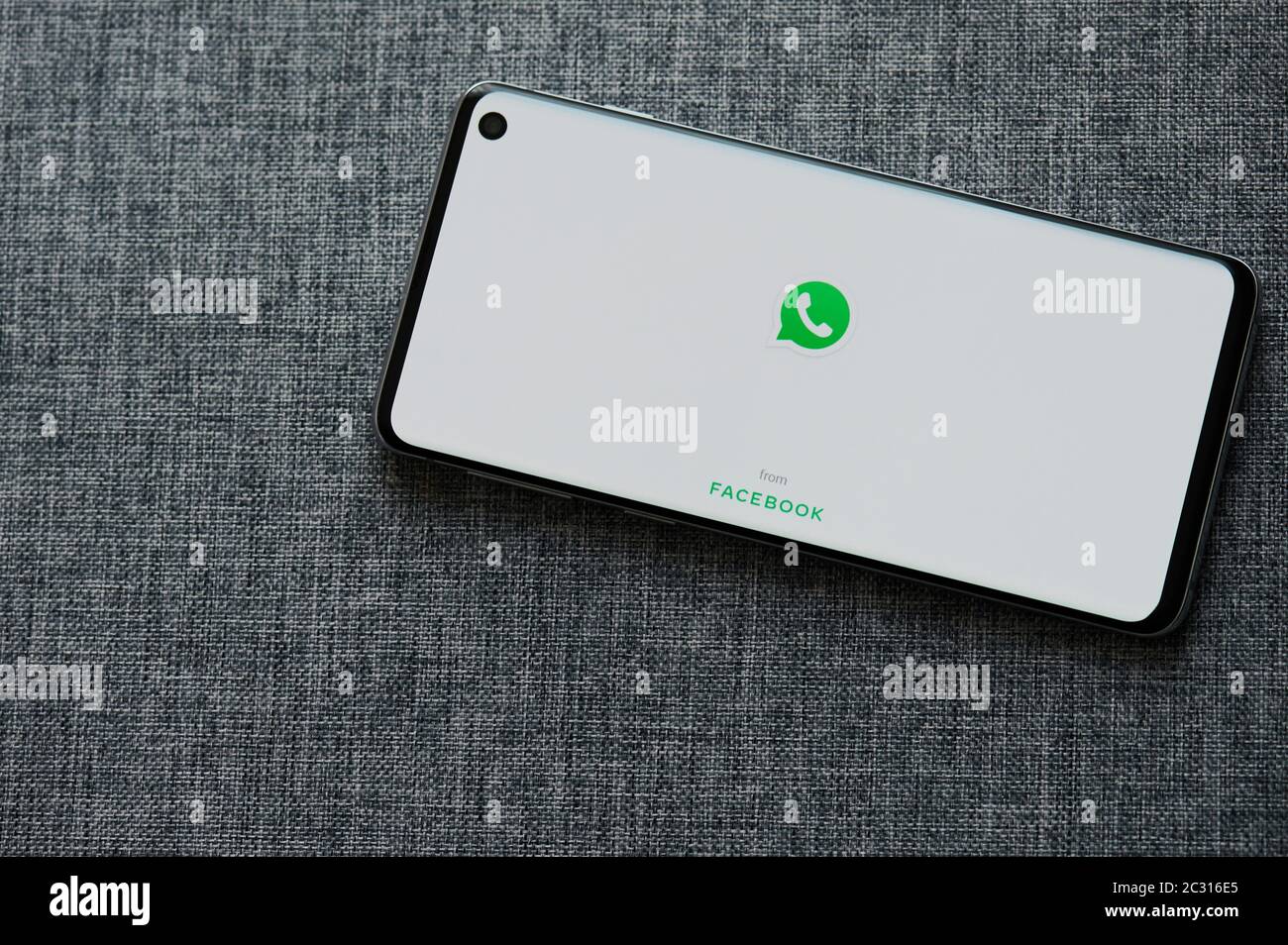 New-York , USA - 18 giugno , 2020:Whatsappfrom Facebook app smartphone app screen close up view in background grigio Foto Stock