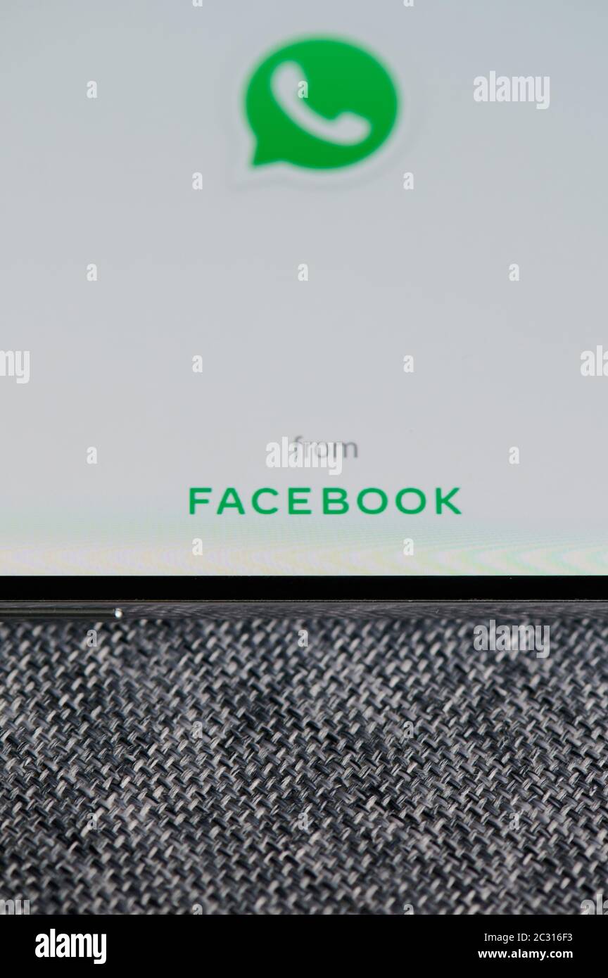 New-York , USA - 18 Giugno 2020: WhatsApp da Facebook schermata di applicazione smartphone vista ravvicinata in grigio sfondo Foto Stock