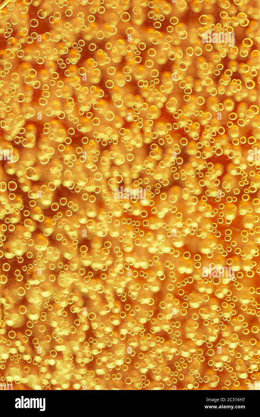 Altamente dettagliate texture di liquido gassoso con frizzanti bollicine di colore giallo Foto Stock
