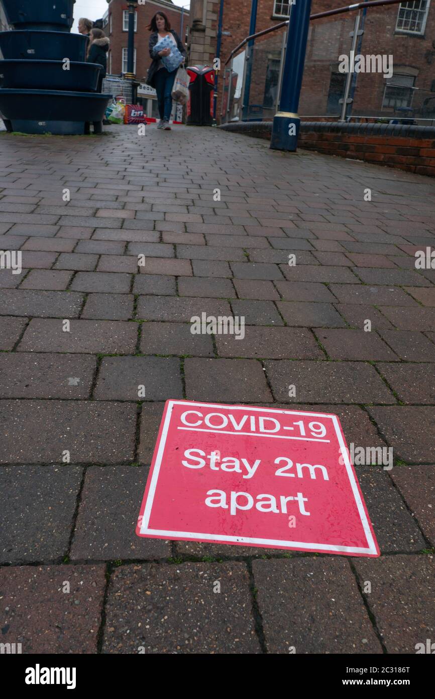 Segno che ricorda alla gente di rimanere 2 m di distanza. Stourbridge. West Midlands. Foto Stock