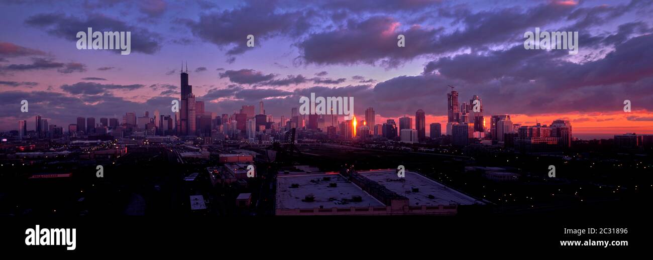 Skyline della città al tramonto, Chicago, Illinois, Stati Uniti Foto Stock