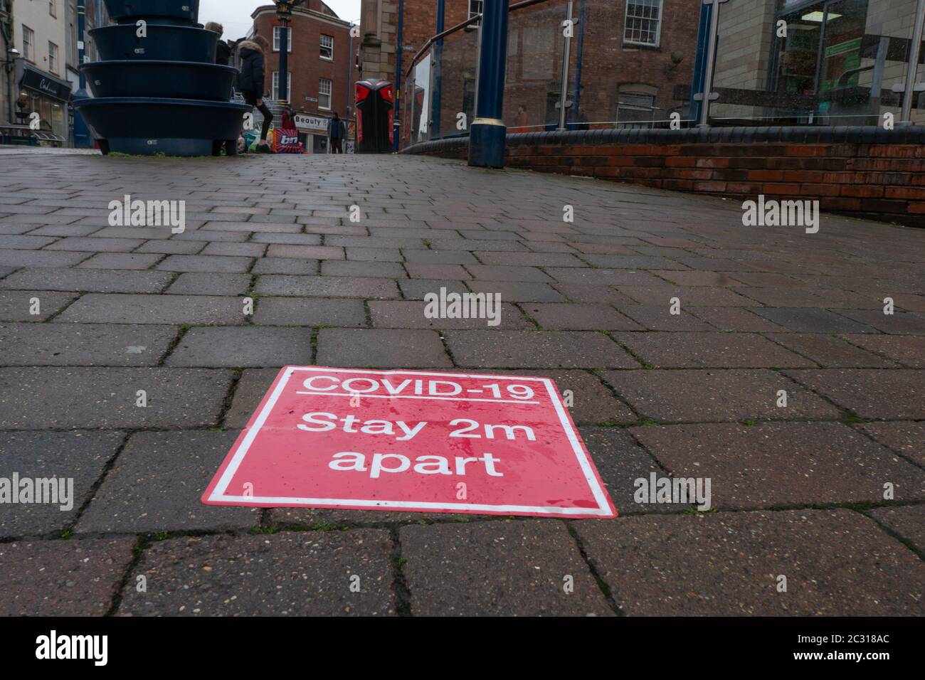 Segno che ricorda alla gente di rimanere 2 m di distanza. Stourbridge. West Midlands. Foto Stock