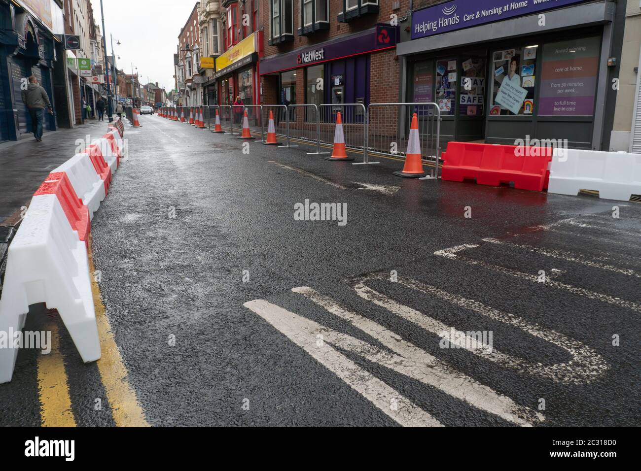 Pedonalizzazione di Stourbridge High Street per consentire più spazio per i pedoni a distanza sociale. 18 Giugno 2020. Corvid-19 Pandemico. West Midlands. Foto Stock