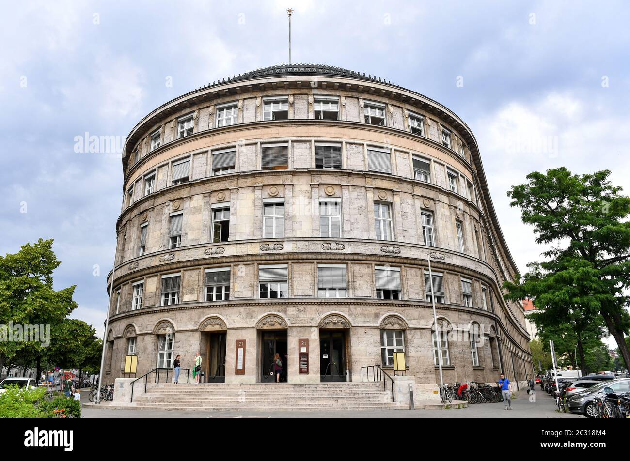 Berlino, Germania. 18 Giugno 2020. La North Star House è la sede dell'Amministrazione del Senato per la Giustizia, la protezione dei consumatori e la lotta contro la discriminazione. L'edificio fu costruito nel 1914 per la compagnia di assicurazione Nordstern. I compiti dell'amministrazione del Senato sono principalmente la politica giuridica e l'amministrazione della giustizia, della giustizia e dei tribunali, la supervisione delle carceri, il controllo della sicurezza alimentare e dei mangimi, i diritti in caso di discriminazione, la promozione di una cultura, la promozione della democrazia, le preoccupazioni delle persone LSBTI. Credit: Jens Kalaene/dpa-Zentralbild/ZB/dpa/Alamy Live News Foto Stock