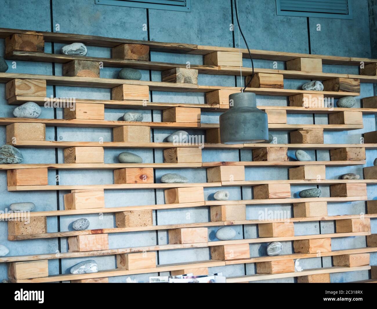 Scaffale con ripiani in legno sulla parete con pietre ornamentali di mare Russia a Sochi Foto Stock