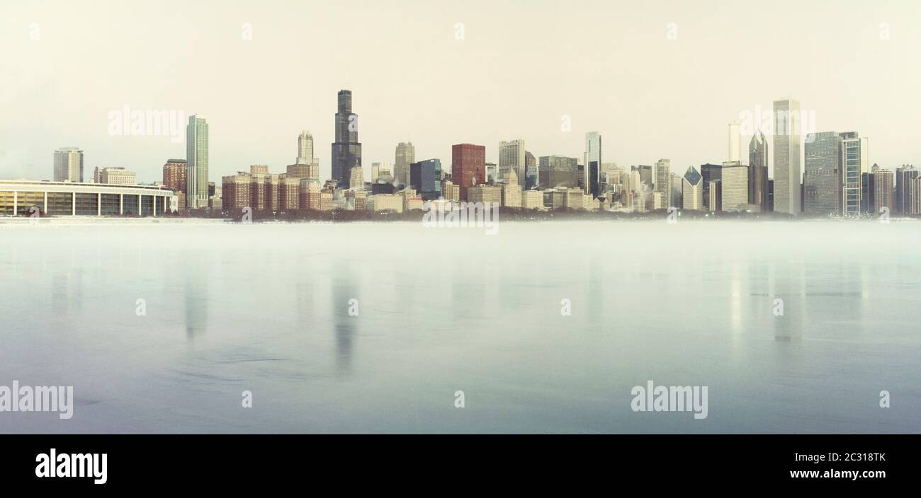 Skyline della città lungo il lago Michigan, Chicago, Illinois, USA Foto Stock