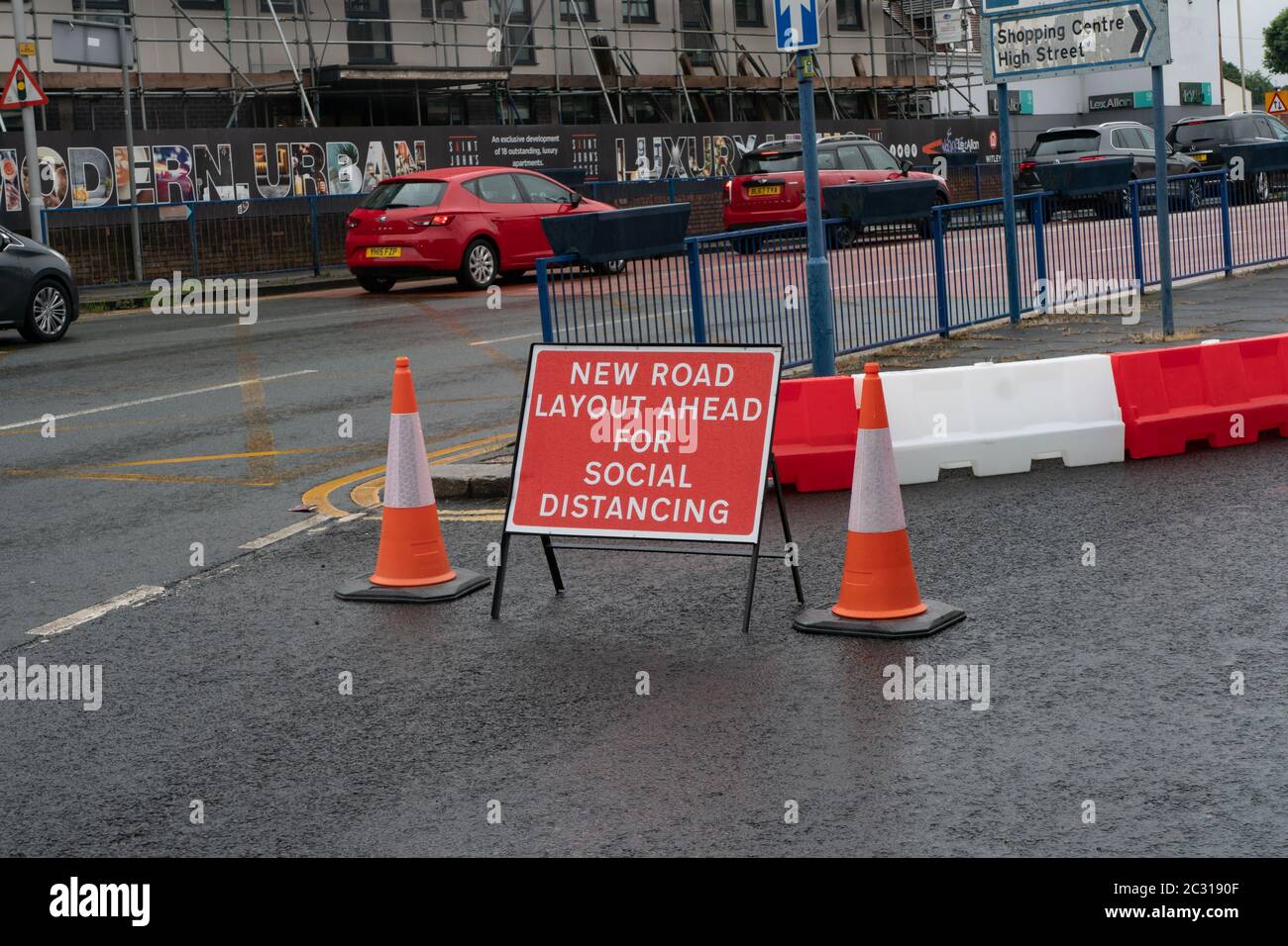 Nuovo tracciato stradale segno di vantaggio per la distanza sociale. Stourbridge. West Midlands. REGNO UNITO Foto Stock