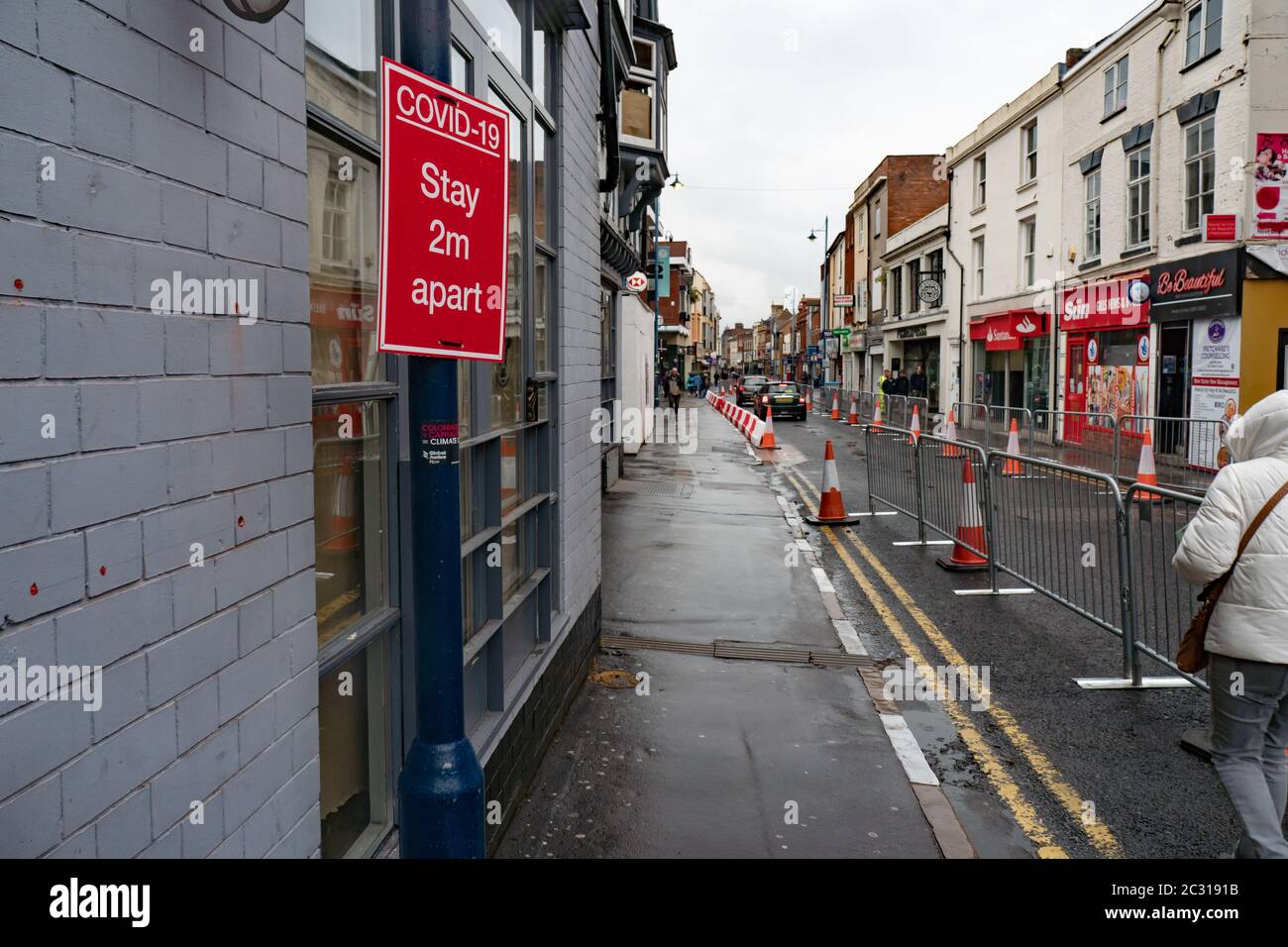 Segno che ricorda alla gente di rimanere 2 m di distanza. Stourbridge. West Midlands. Foto Stock