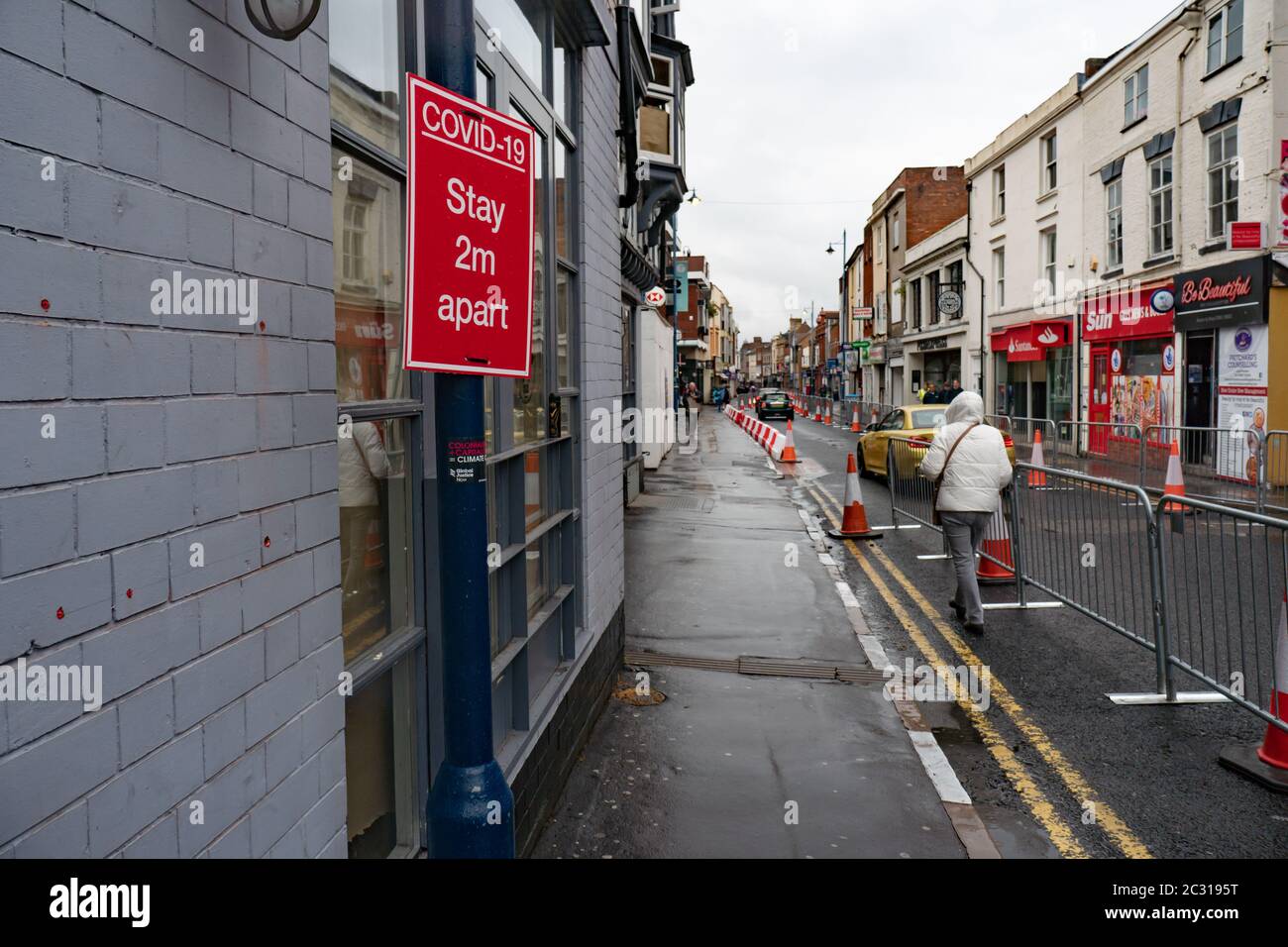 Segno che ricorda alla gente di rimanere 2 m di distanza. Stourbridge. West Midlands. Foto Stock