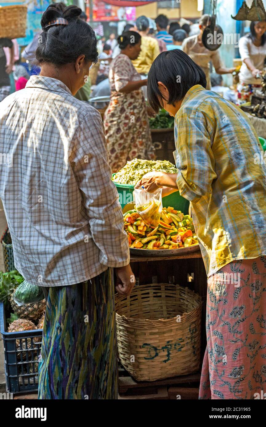 Mercato alimentare a Nyaung Oo vicino Bagan, Myanmar (Birmania) Foto Stock