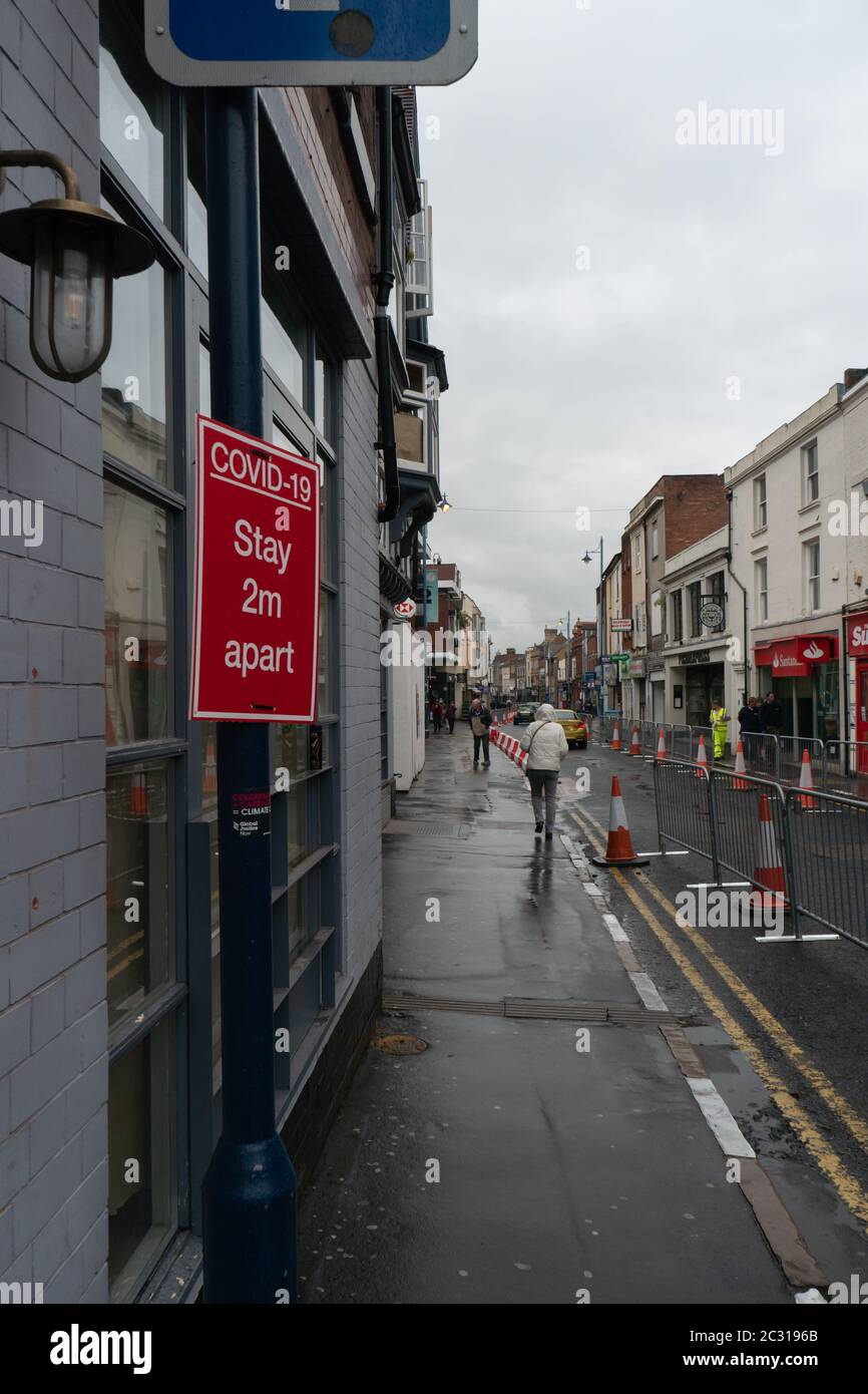Segno che ricorda alla gente di rimanere 2 m di distanza. Stourbridge. West Midlands. Foto Stock
