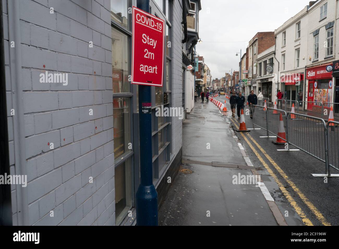 Segno che ricorda alla gente di rimanere 2 m di distanza. Stourbridge. West Midlands. Foto Stock