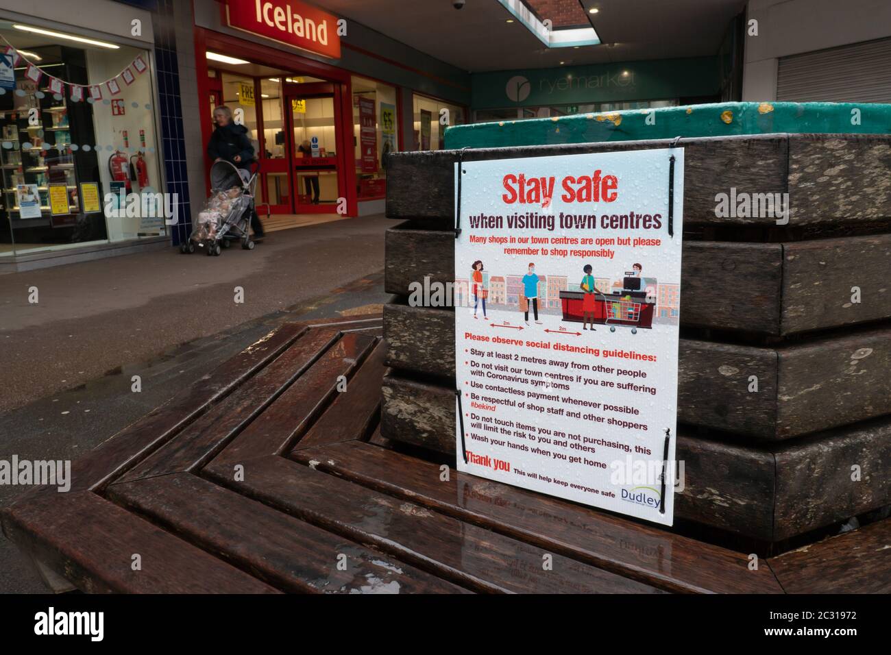 Firma sul retro della panchina vicino al centro commerciale di Stourbridge, Reading soggiorno sicuro quando visitiung centri della città. West Midlands. REGNO UNITO Foto Stock