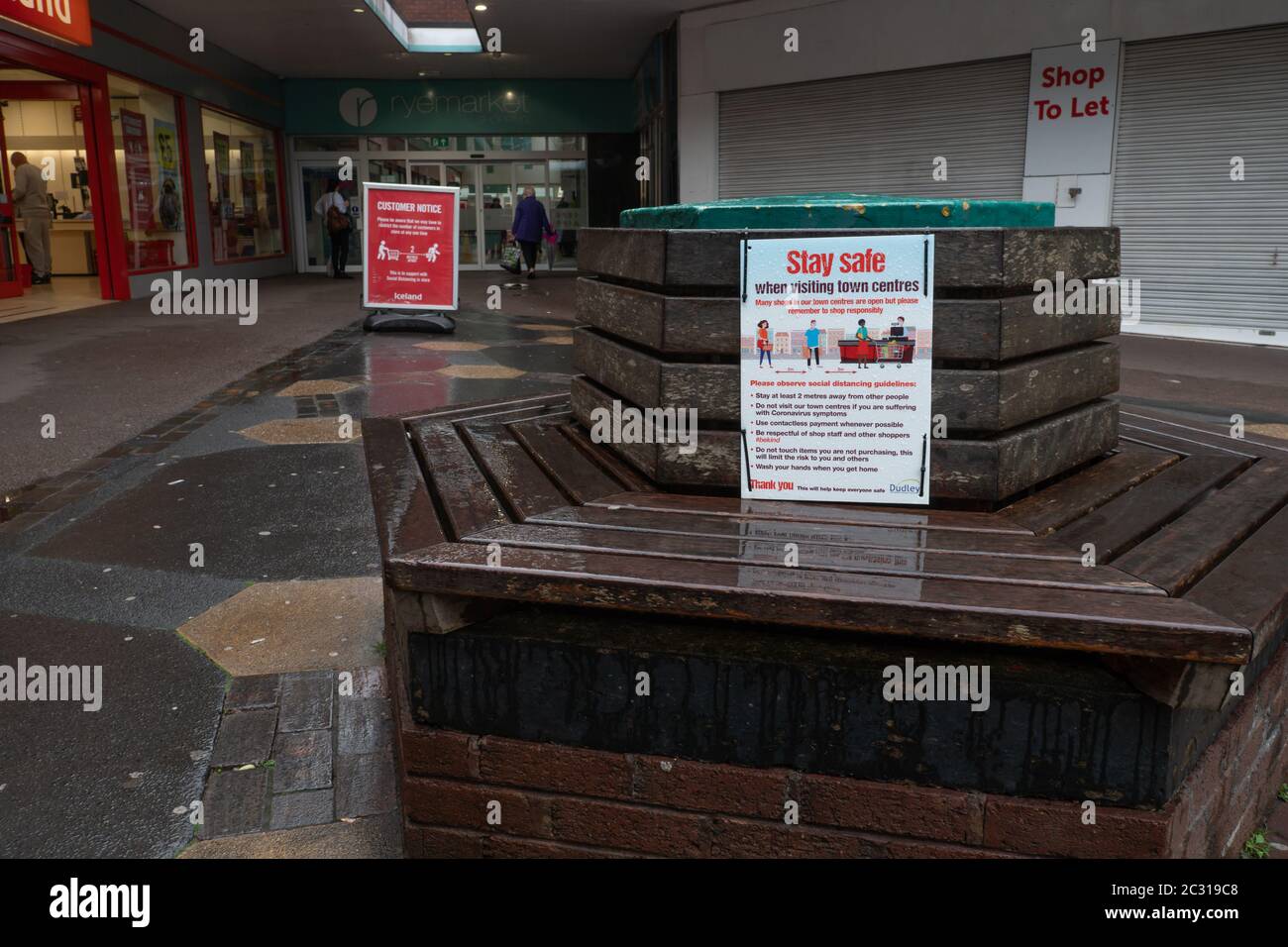 Firma sul retro della panchina vicino al centro commerciale di Stourbridge, Reading soggiorno sicuro quando visitiung centri della città. West Midlands. REGNO UNITO Foto Stock