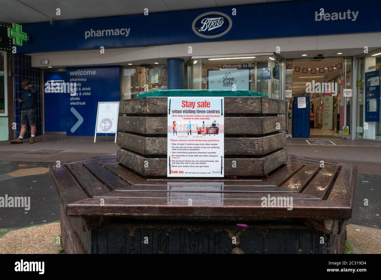 Firma sul retro della panchina vicino al centro commerciale di Stourbridge, Reading soggiorno sicuro quando visitiung centri della città. West Midlands. REGNO UNITO Foto Stock