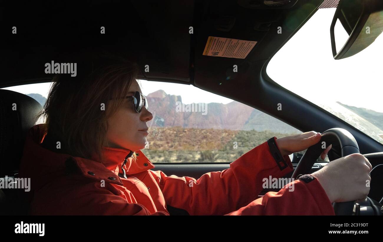 Donna alla guida di una vettura Foto Stock